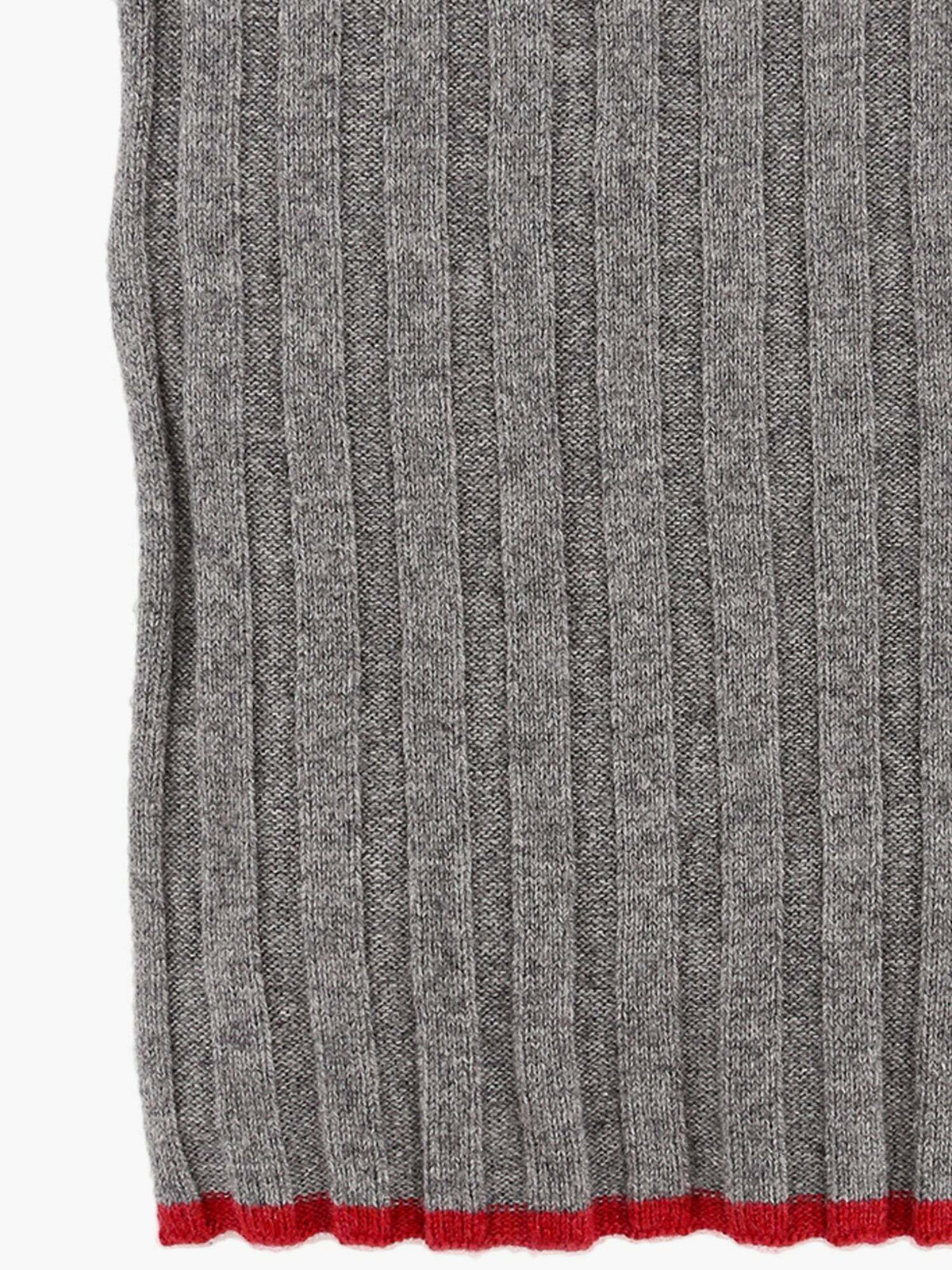 BRUNELLO CUCINELLI MEN'S GREY RIBBED SCARF WITH RED TRIM