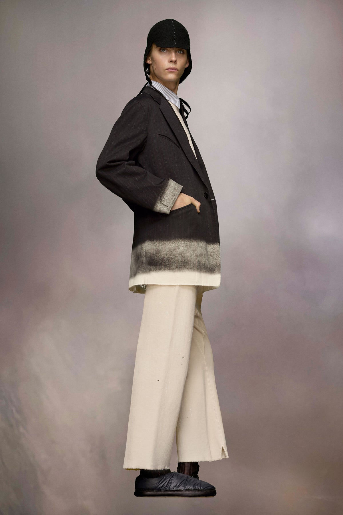 MAISON MARGIELA MEN'S DARK GREY PINSTRIPE BLAZER WITH GRADIENT HEM