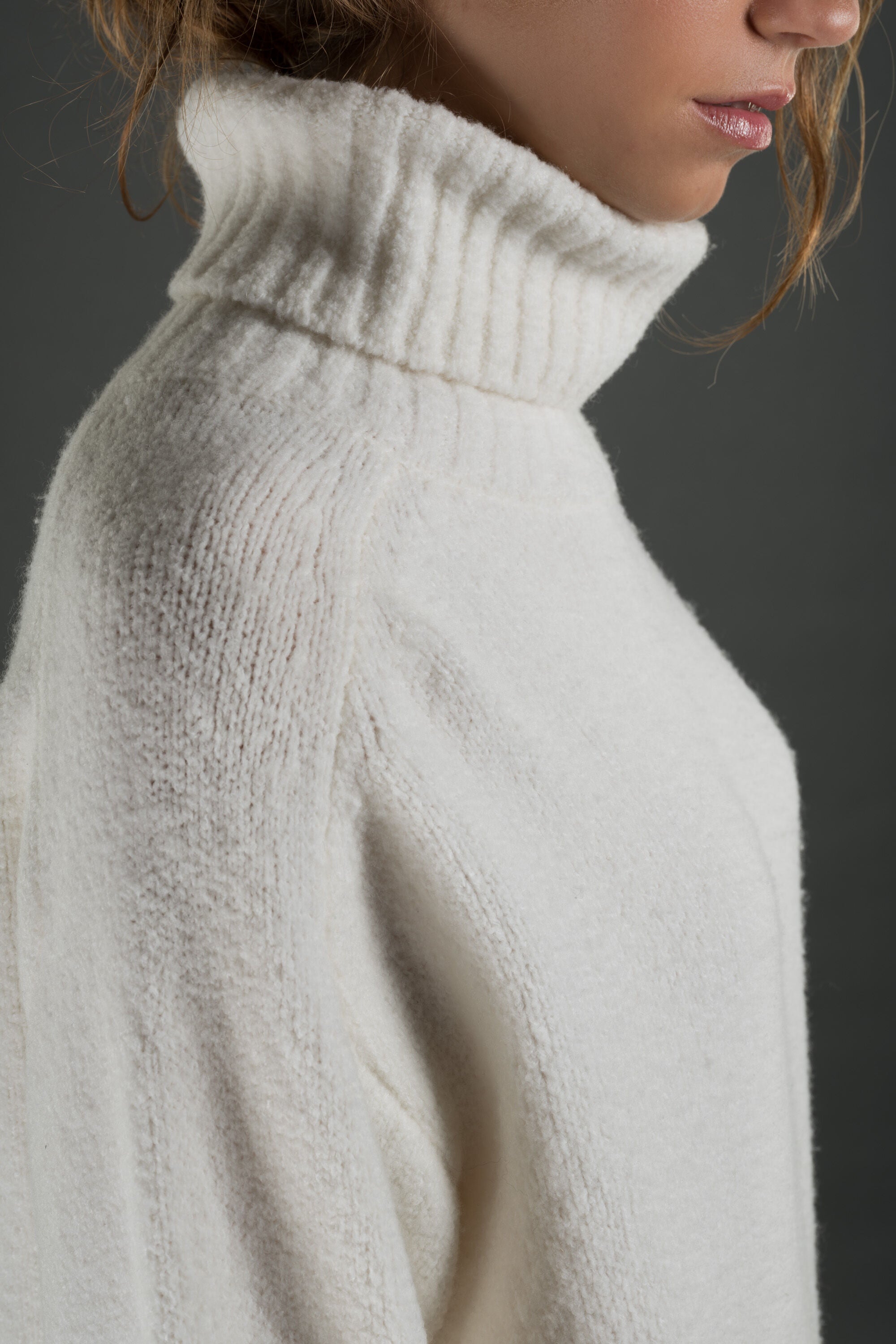 MOORER WOMEN'S WHITE TURTLENECK RELAXED SWEATER