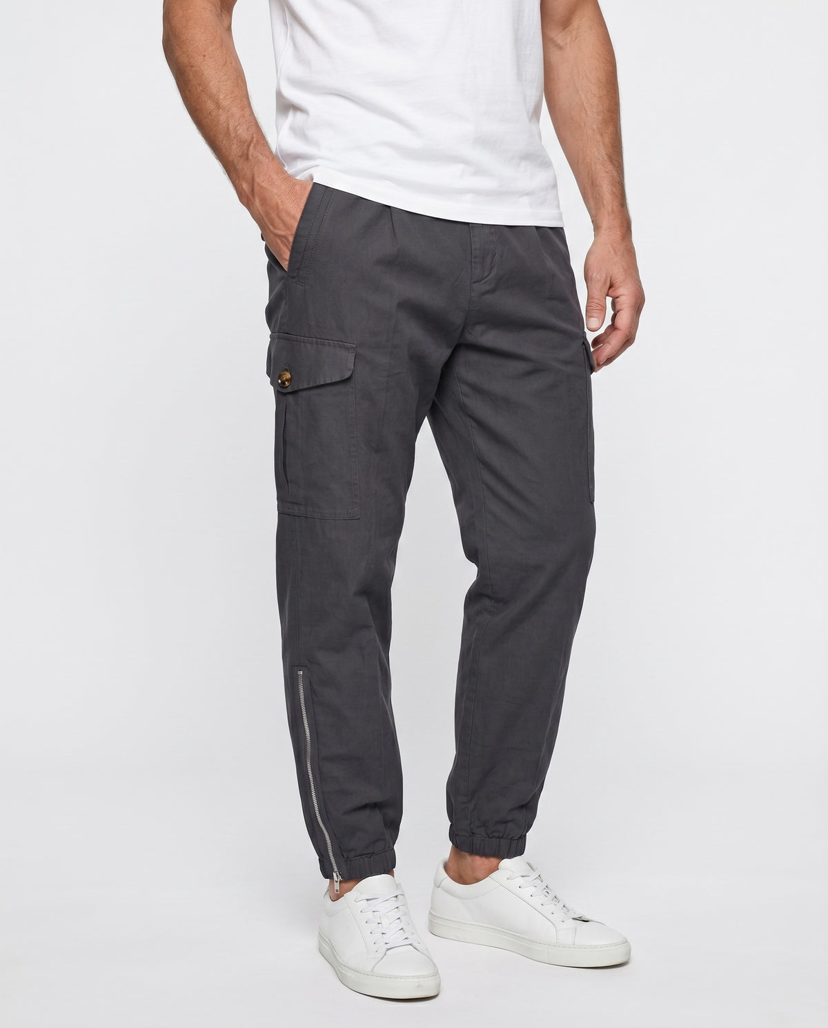 BRUNELLO CUCINELLI MEN'S DARK GREY LINEN TROUSERS