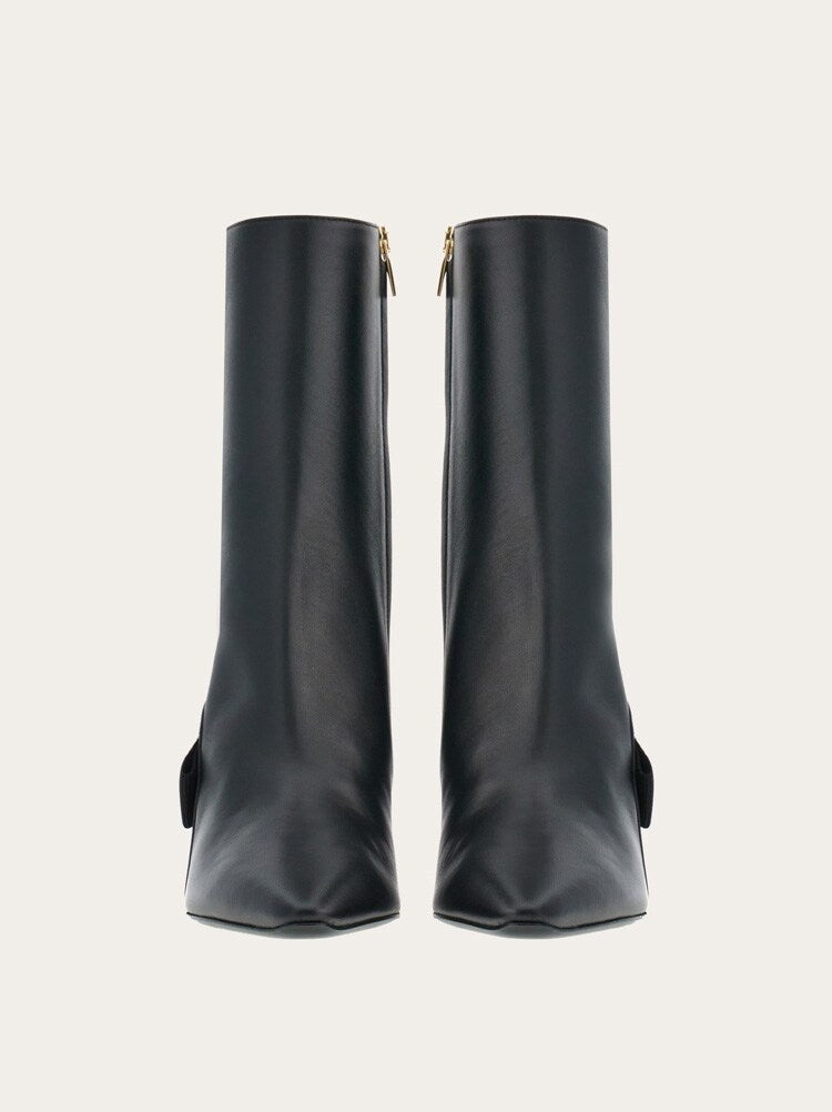 FERRAGAMO WOMEN'S BLACK LEATHER POINTED ANKLE BOOTS