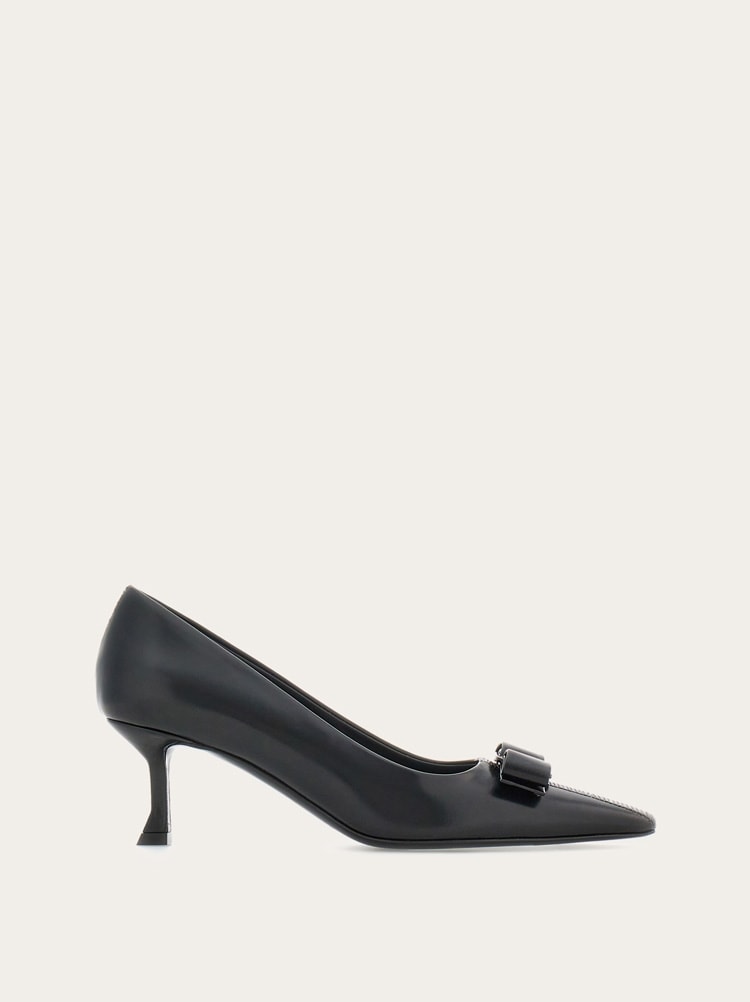 FERRAGAMO WOMEN'S BLACK LEATHER POINTED SHOES