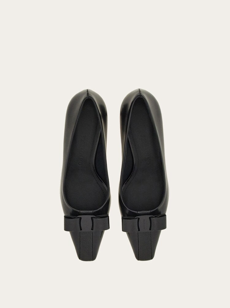 FERRAGAMO WOMEN'S BLACK LEATHER POINTED SHOES