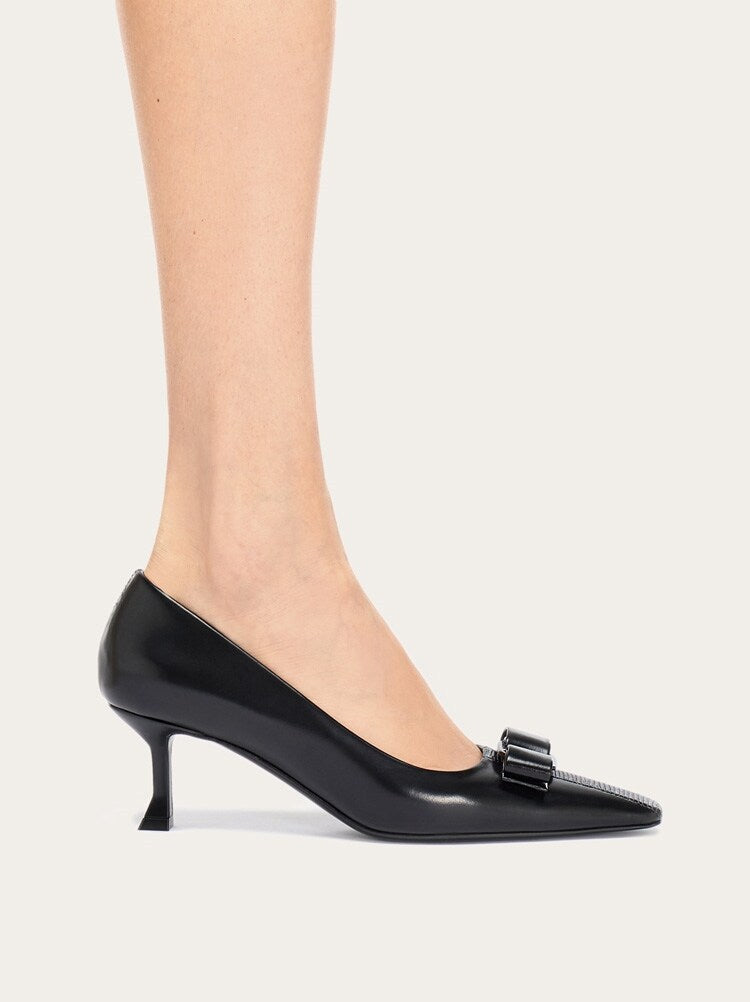 FERRAGAMO WOMEN'S BLACK LEATHER POINTED SHOES