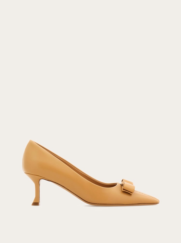 FERRAGAMO WOMEN'S TAN LEATHER POINTED SHOES