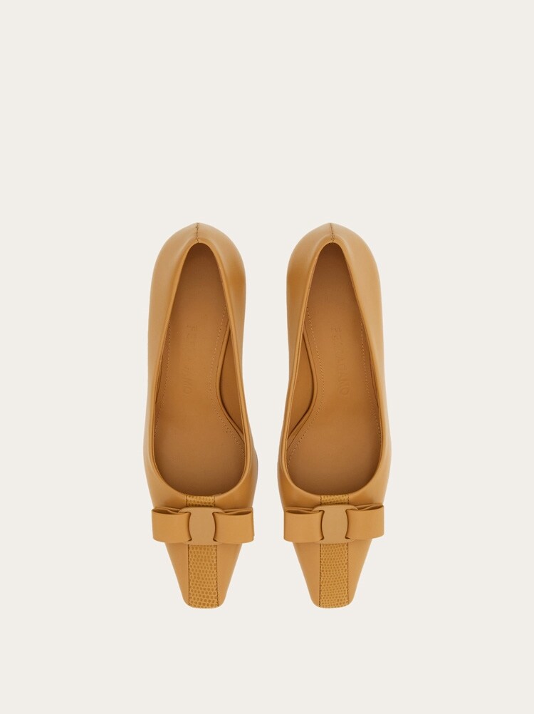 FERRAGAMO WOMEN'S TAN LEATHER POINTED SHOES