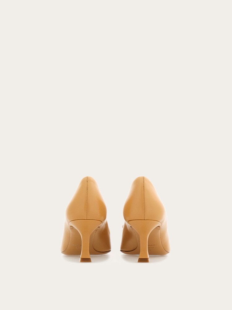 FERRAGAMO WOMEN'S TAN LEATHER POINTED SHOES