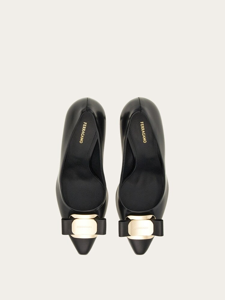 FERRAGAMO WOMEN'S BLACK LAMBSKIN POINTED PUMPS