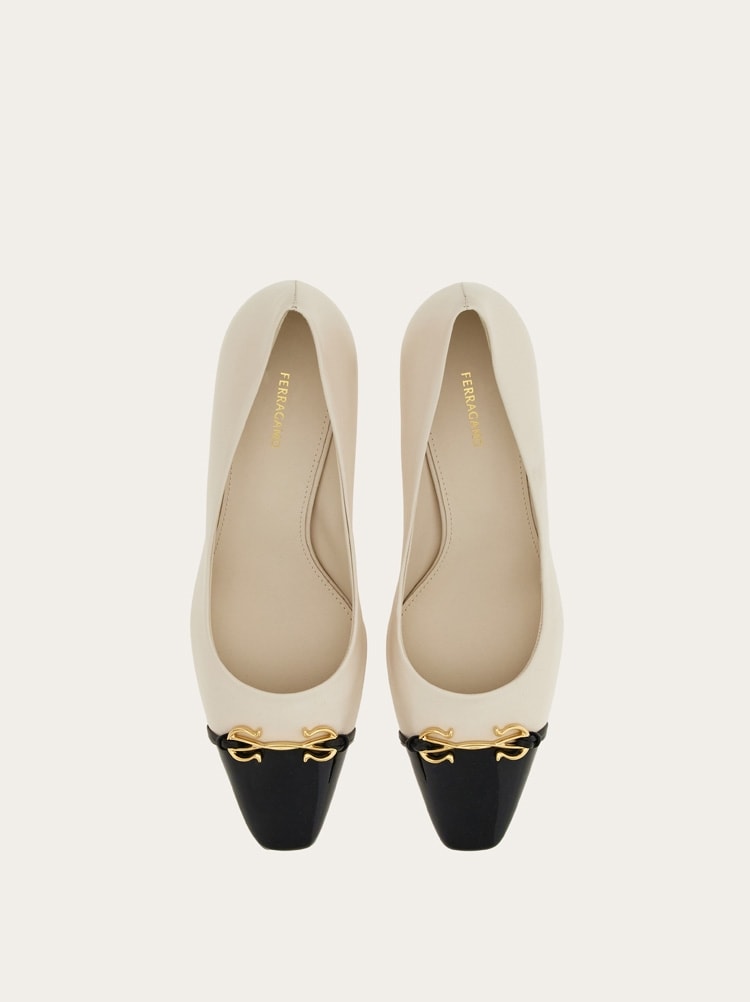 FERRAGAMO WOMEN'S OFF WHITE LEATHER POINTED SHOES