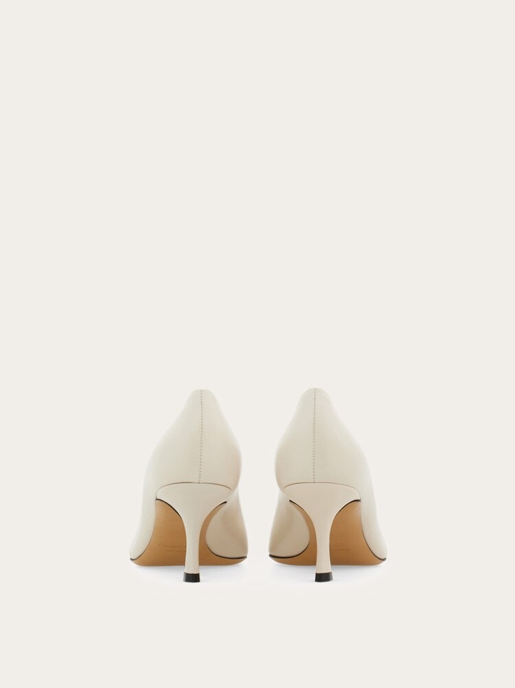 FERRAGAMO WOMEN'S OFF WHITE LEATHER POINTED SHOES