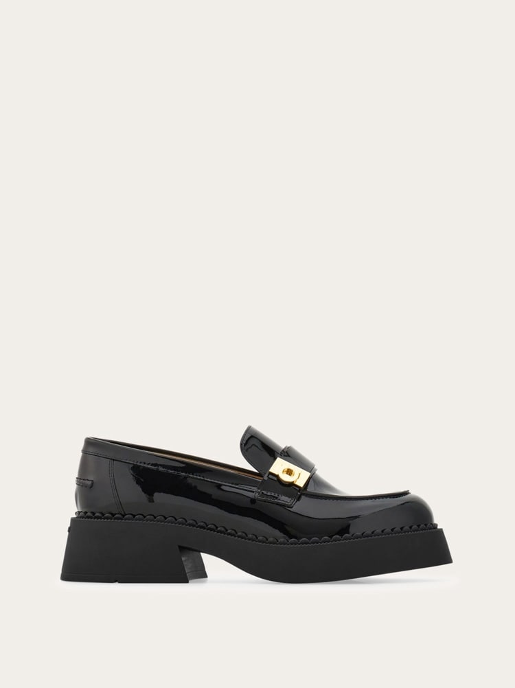 FERRAGAMO WOMEN'S BLACK PATENT LEATHER LOAFERS