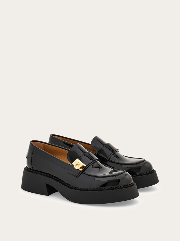 FERRAGAMO WOMEN'S BLACK PATENT LEATHER LOAFERS