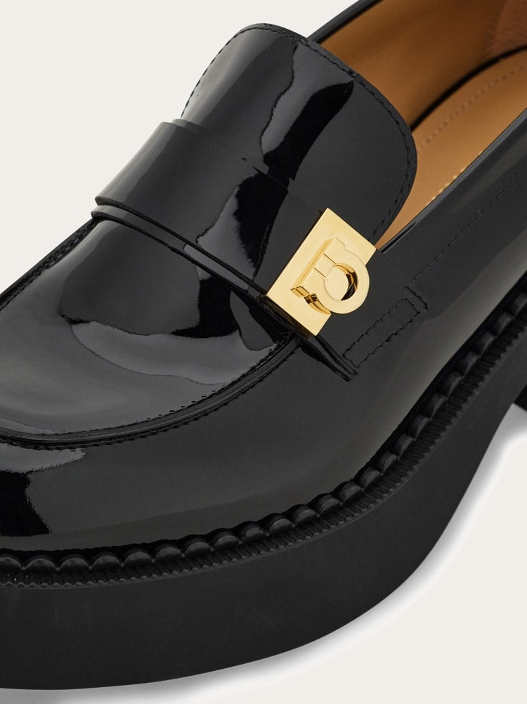 FERRAGAMO WOMEN'S BLACK PATENT LEATHER LOAFERS