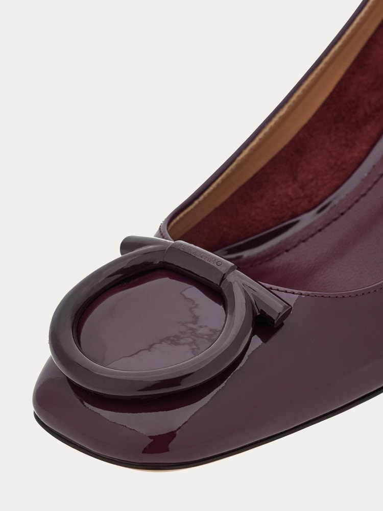 FERRAGAMO WOMEN'S DARK PURPLE PATENT LEATHER SHOES
