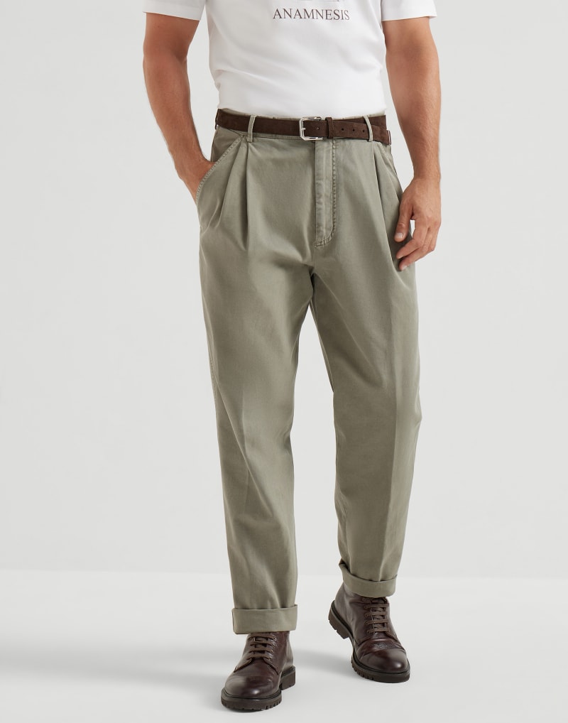BRUNELLO CUCINELLI MEN'S KAKY OLD COTTON PLEATED TROUSERS