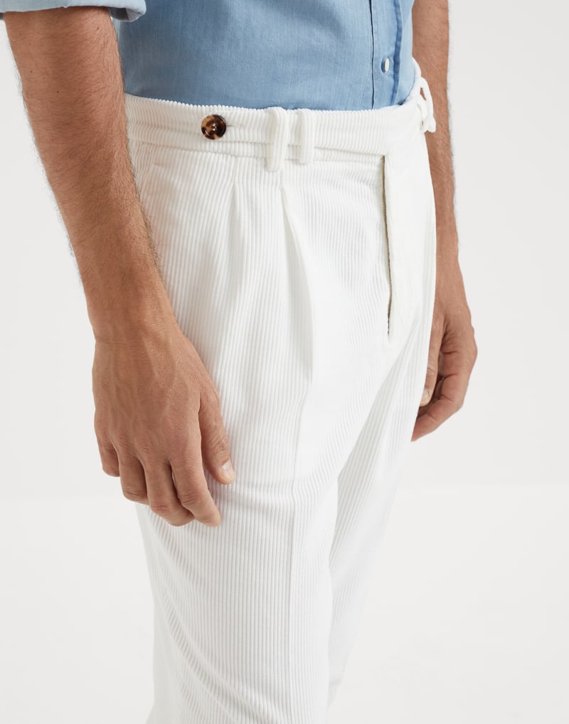 BRUNELLO CUCINELLI MEN'S WHITE PLEATED COTTON TROUSERS
