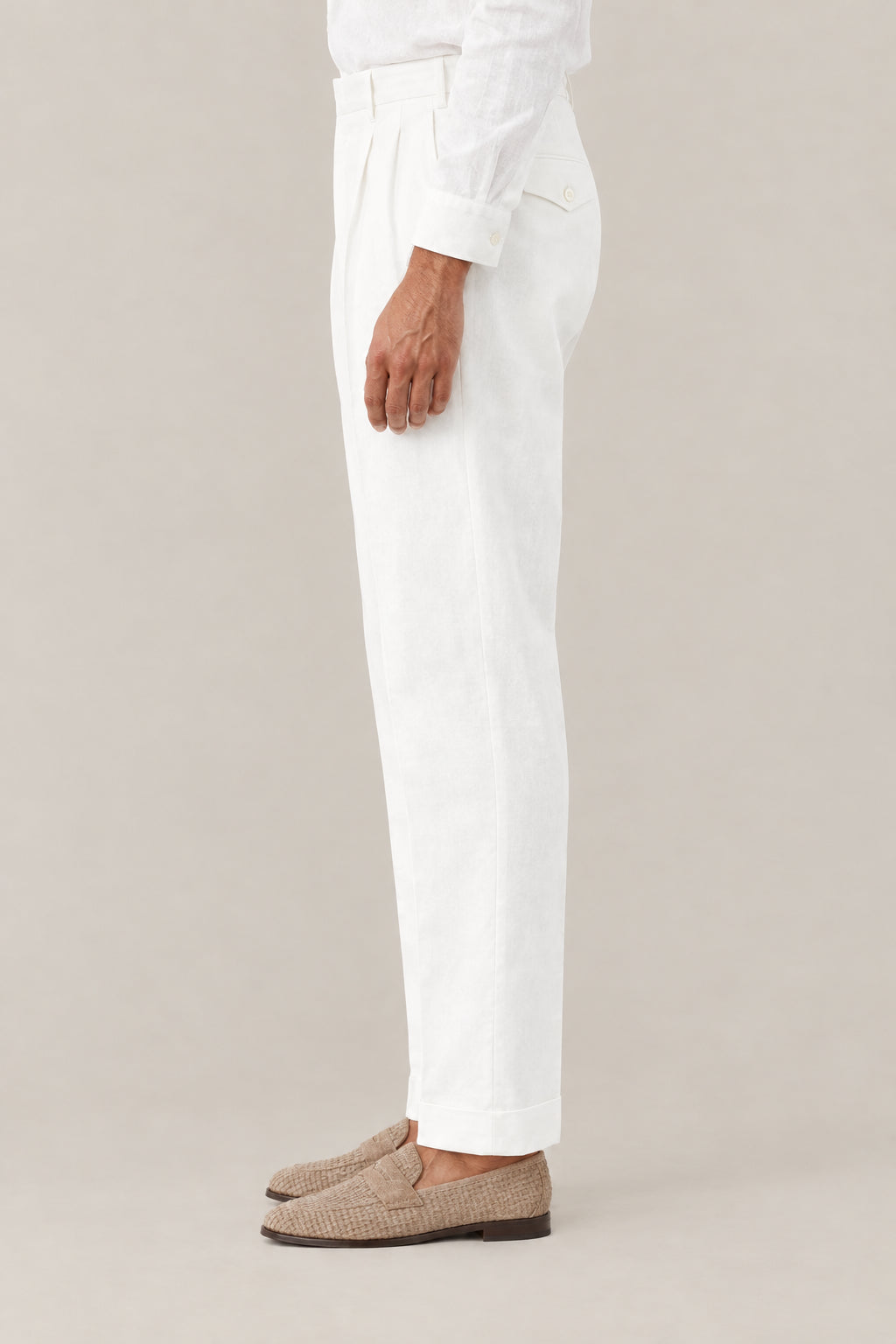BRUNELLO CUCINELLI MEN'S OFF WHITE COTTON PLEATED TROUSERS