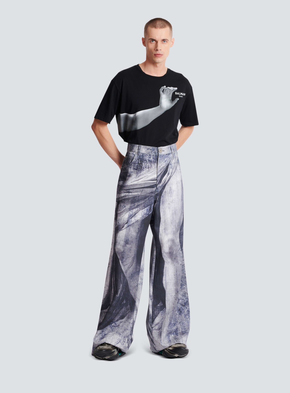BALMAIN MEN'S BLUE MULTI STATUE PRINT DENIM TROUSERS