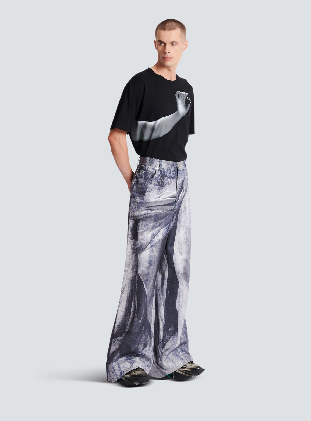 BALMAIN MEN'S BLUE MULTI STATUE PRINT DENIM TROUSERS