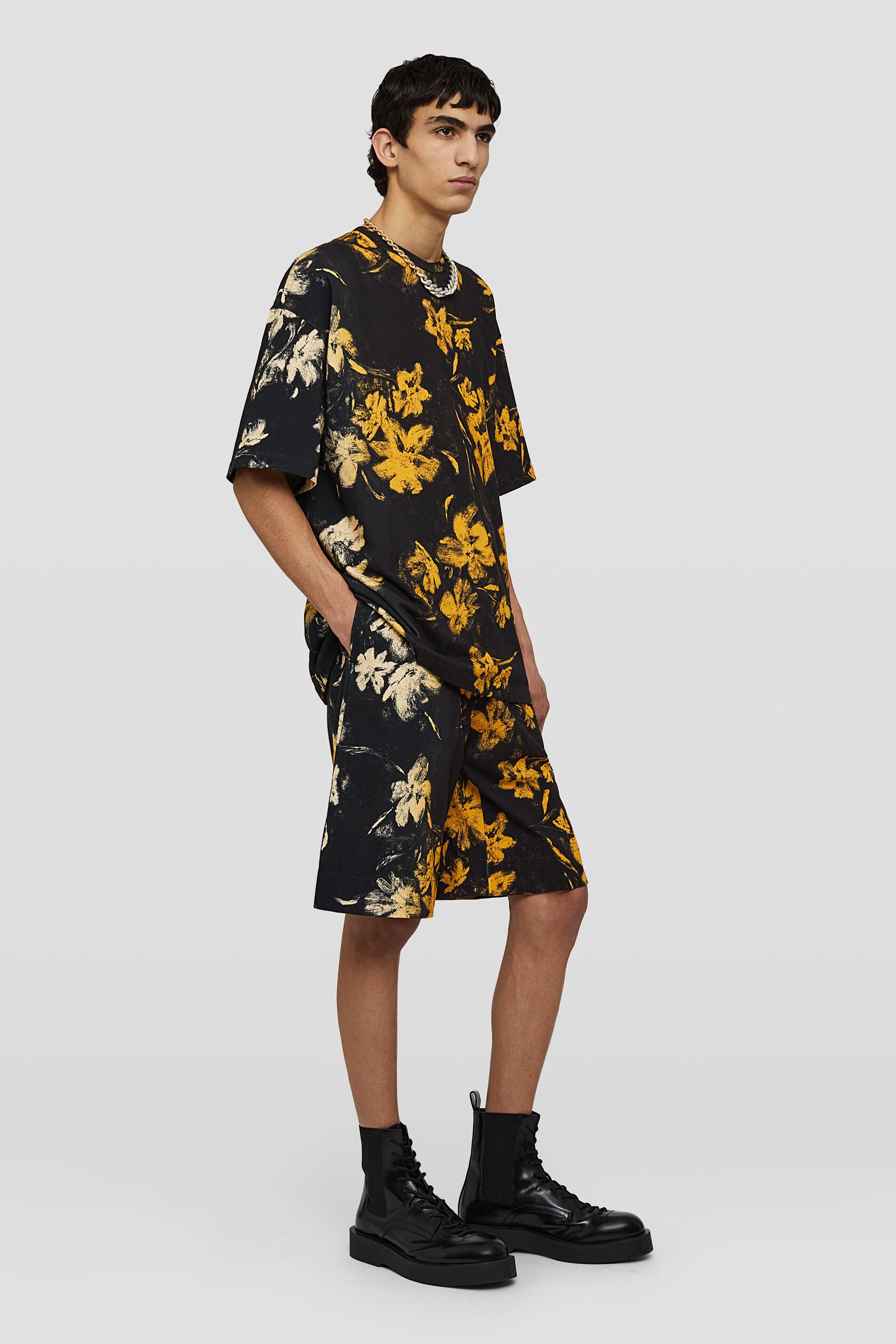 JIL SANDER MEN'S BLACK FLORAL TAILORED SHORTS