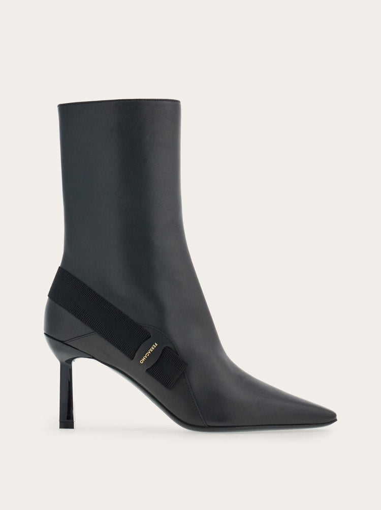 FERRAGAMO WOMEN'S BLACK LEATHER POINTED ANKLE BOOTS