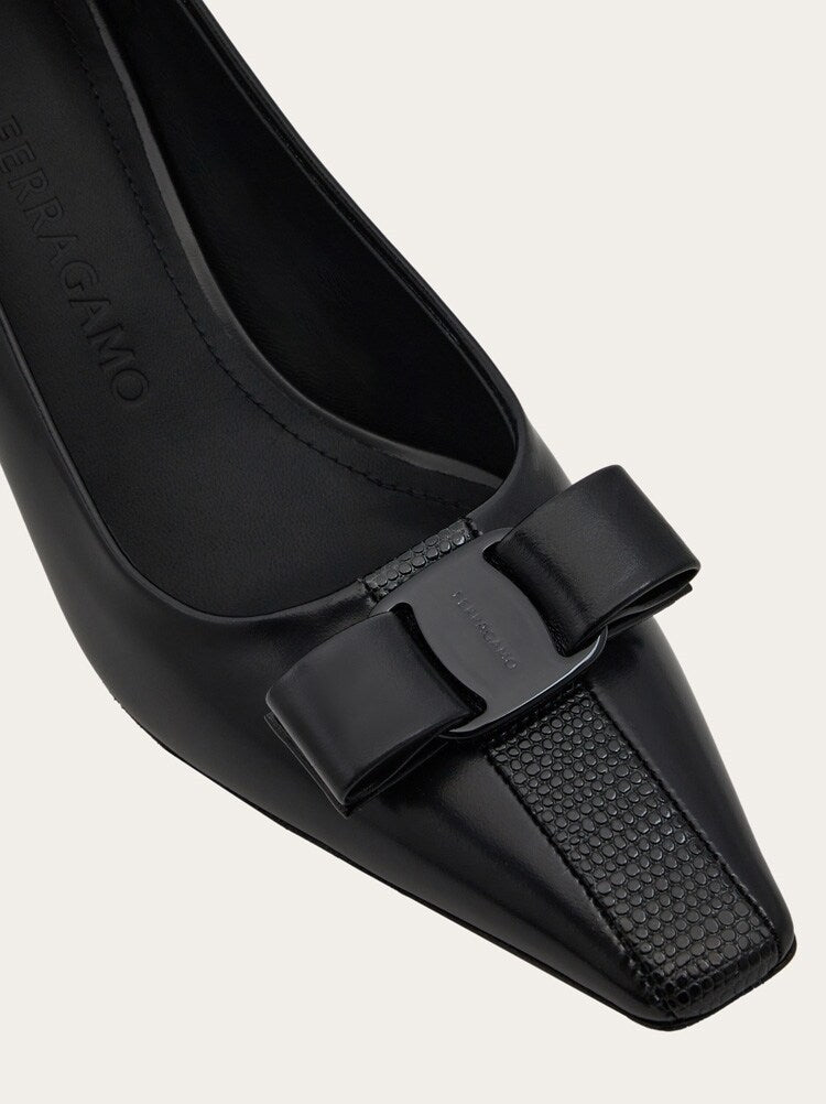 FERRAGAMO WOMEN'S BLACK LEATHER POINTED SHOES