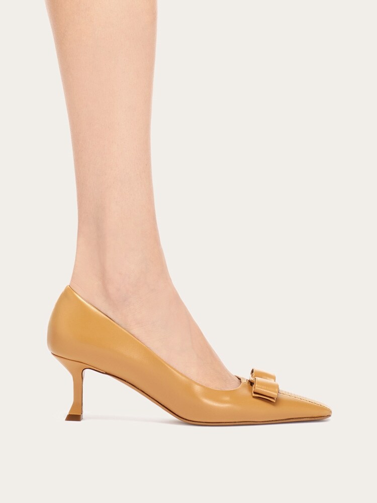 FERRAGAMO WOMEN'S TAN LEATHER POINTED SHOES