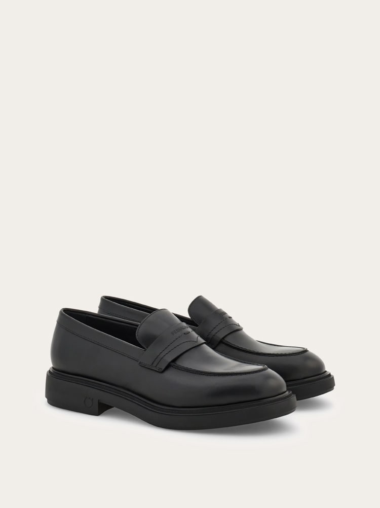 FERRAGAMO MEN'S BLACK CALF LEATHER LOAFERS