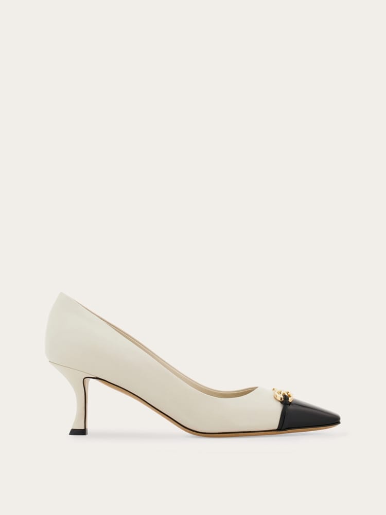 FERRAGAMO WOMEN'S OFF WHITE LEATHER POINTED SHOES