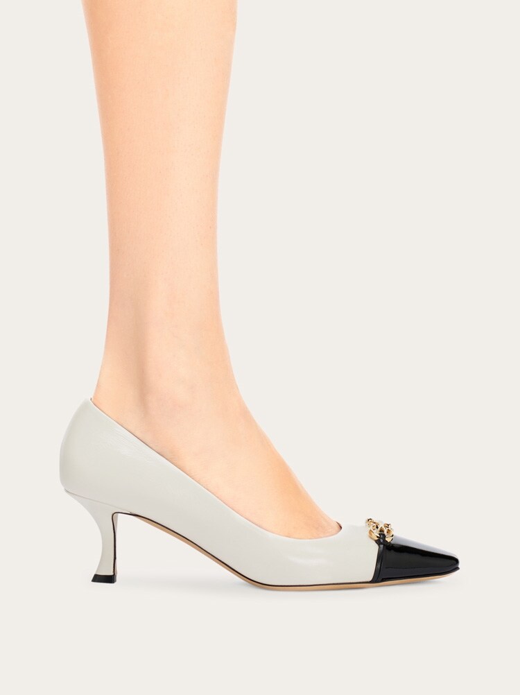 FERRAGAMO WOMEN'S OFF WHITE LEATHER POINTED SHOES