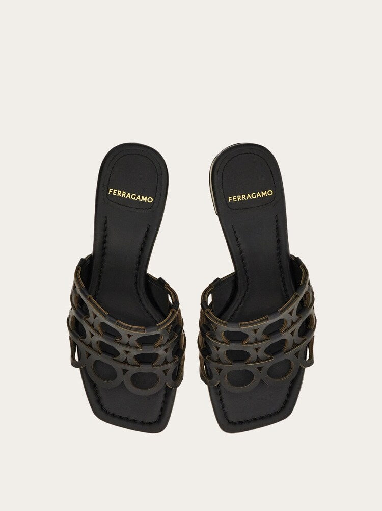 FERRAGAMO WOMEN'S BLACK CALF LEATHER SANDALS