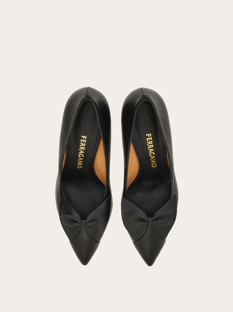 FERRAGAMO WOMEN'S BLACK LAMBSKIN POINTED SHOES