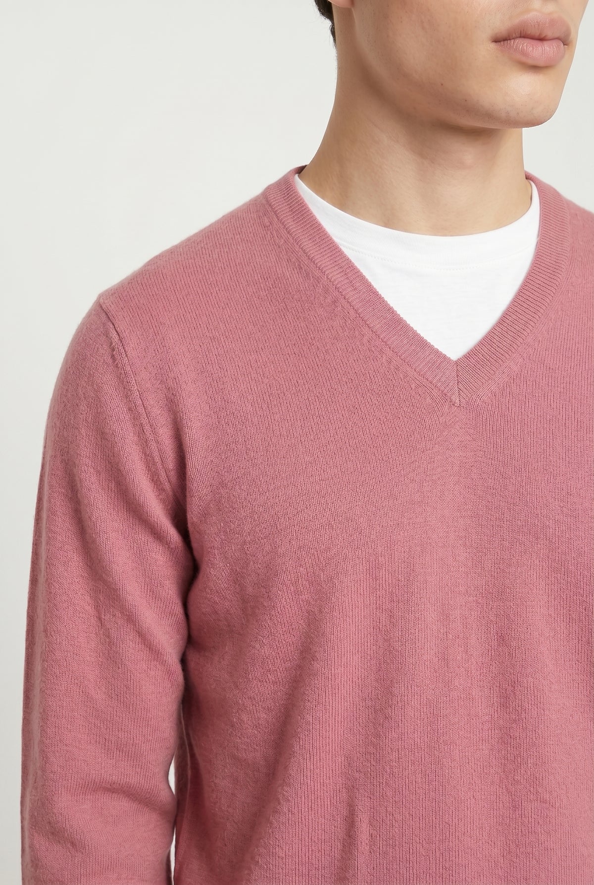 BRUNELLO CUCINELLI MEN'S PINK WOOL V NECK SWEATER