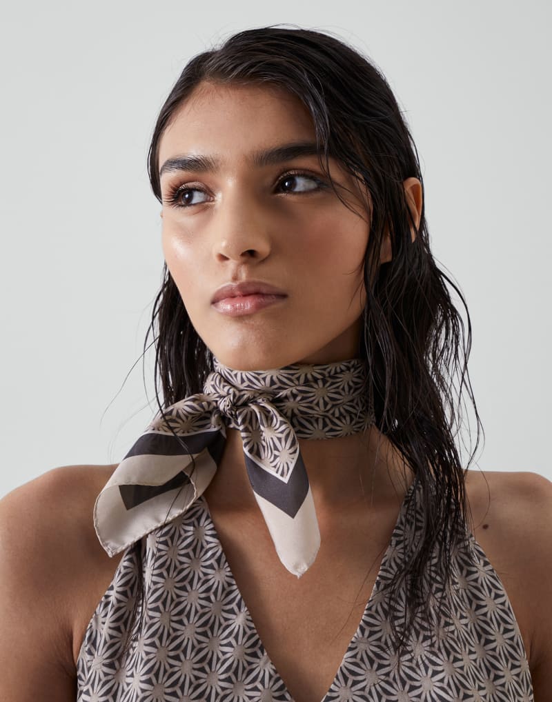 BRUNELLO CUCINELLI WOMEN'S ANTHRACITE BEIGE SILK PATTERNED SCARF