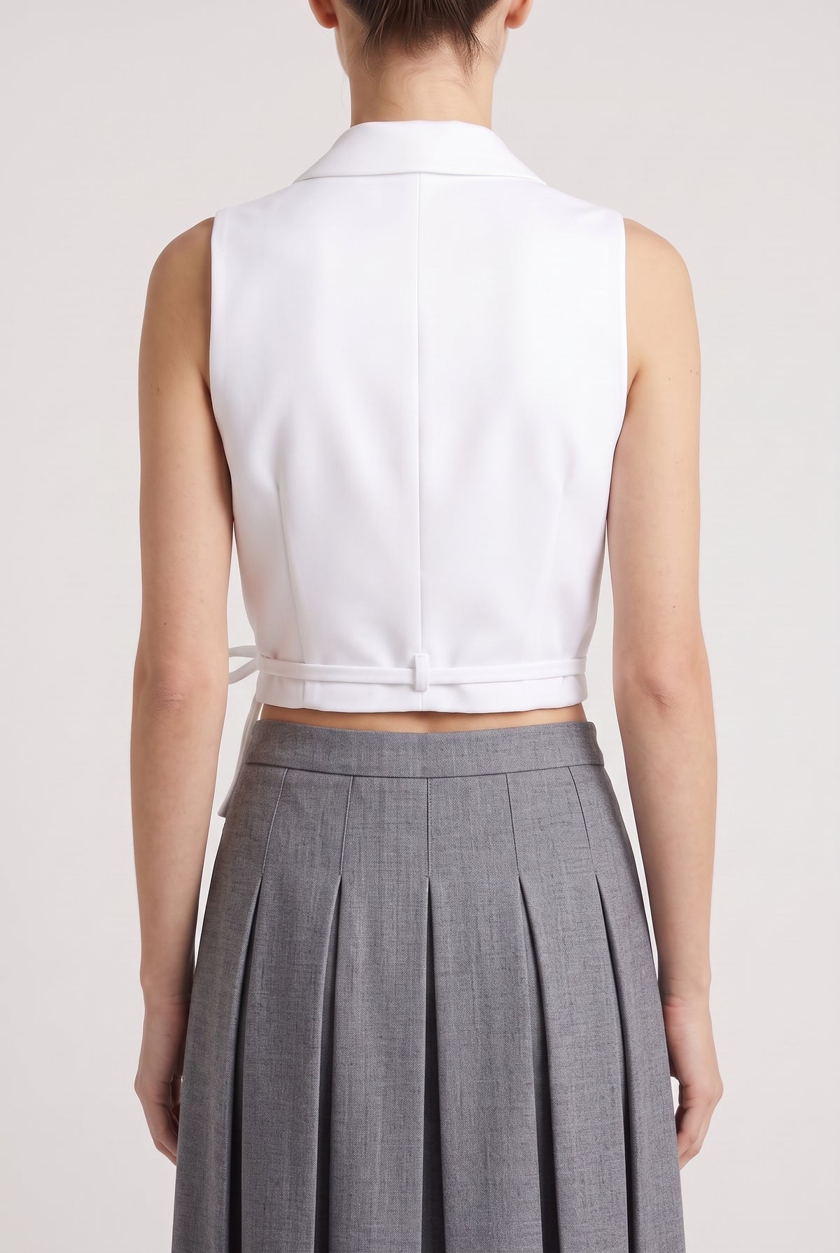 BRUNELLO CUCINELLI WOMEN'S WHITE SLEEVELESS BLAZER SHIRT