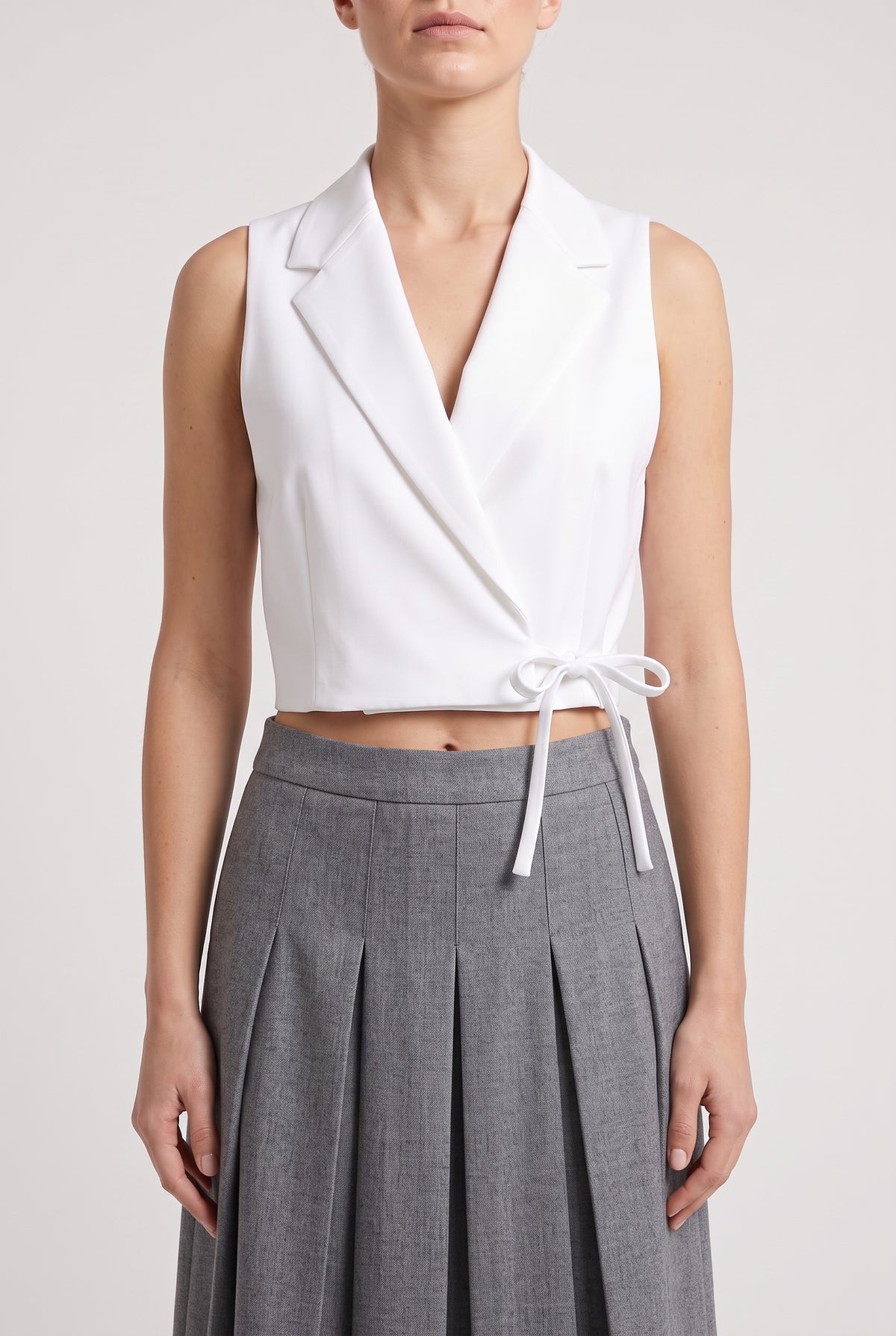 BRUNELLO CUCINELLI WOMEN'S WHITE SLEEVELESS BLAZER SHIRT