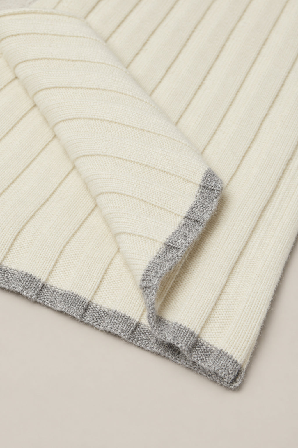 BRUNELLO CUCINELLI MEN'S ECRU AND LIGHT GREY WOOL RIBBED SCARF