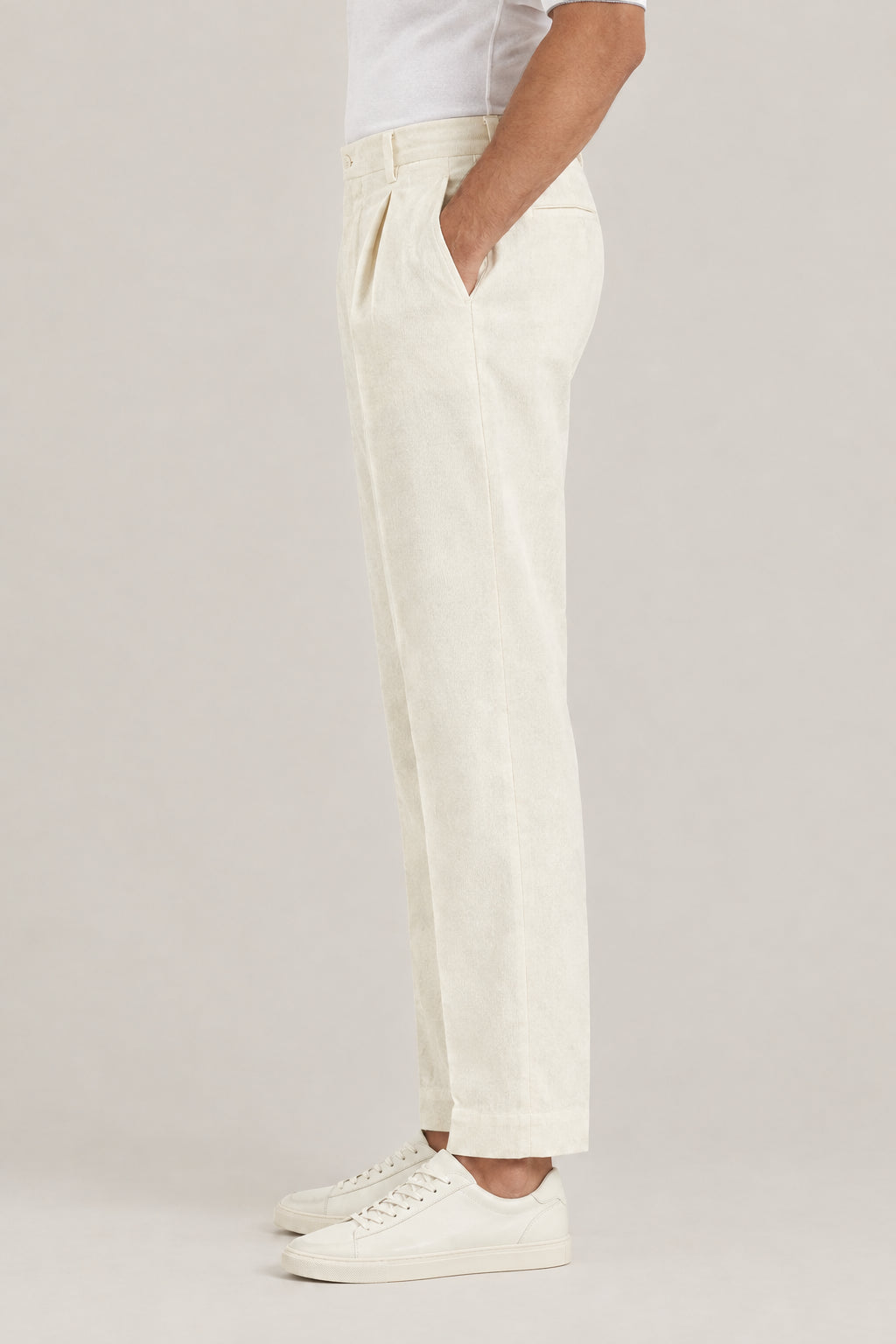 BRUNELLO CUCINELLI MEN'S OFF WHITE PLEATED COTTON TROUSERS